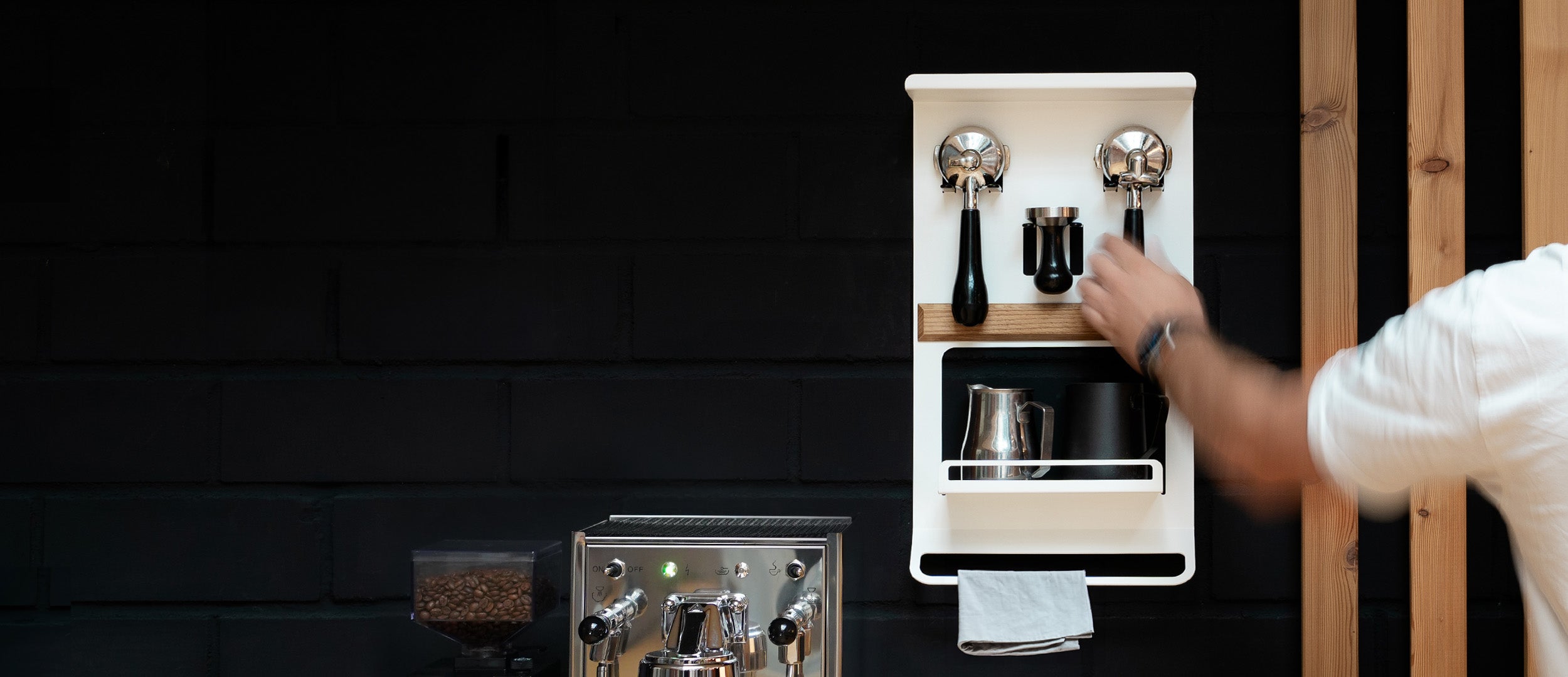 Kaffee Regal an der Wand mit Barista-Zubehör